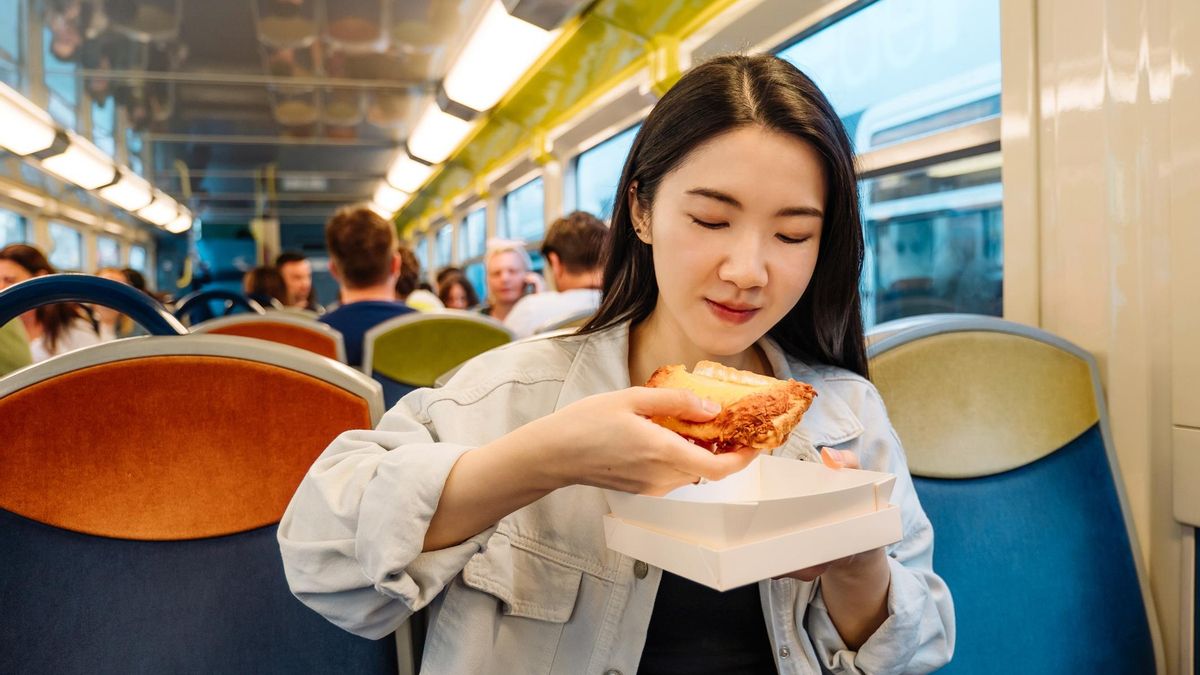 En un viaje más largo en tren o autobús, se acepta comer, pero nada "cuyo olor se note hasta la mitad del vagón".