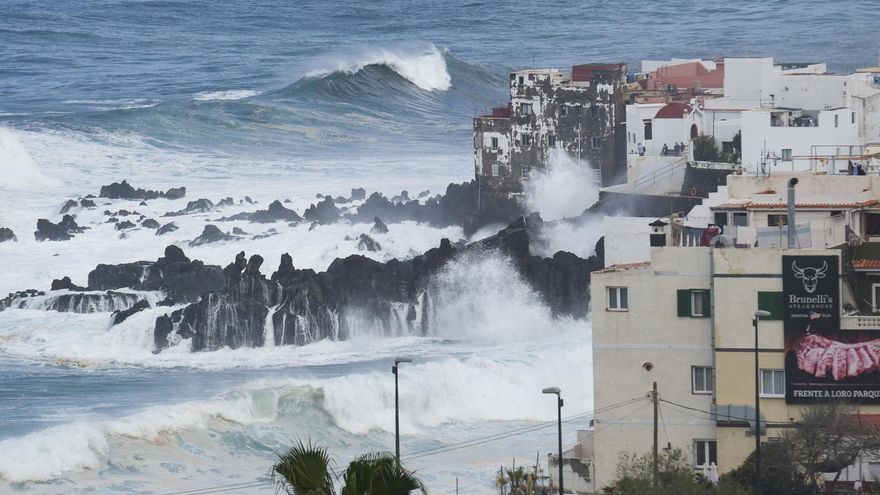 Fuerte oleaje en la costa de Puerto de la Cruz, en Tenerife.
