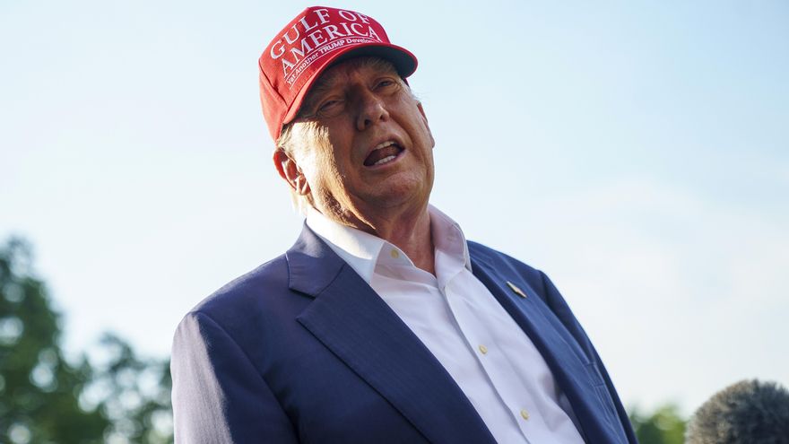 Trump visita centro de migrantes en humedal de Florida en medio de burlas sobre caimanes