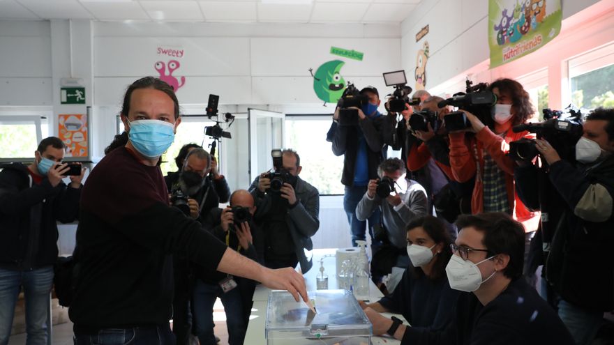 Pablo Iglesias vota en el Colegio Público La Navata