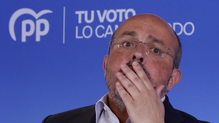 El candidato del PP a la presidencia de la Generalitat, Alejandro Fernández, entre otros asistentes, durante la valoración de los resultados electorales catalanes hoy domingo en Barcelona. EFE/Toni Albir