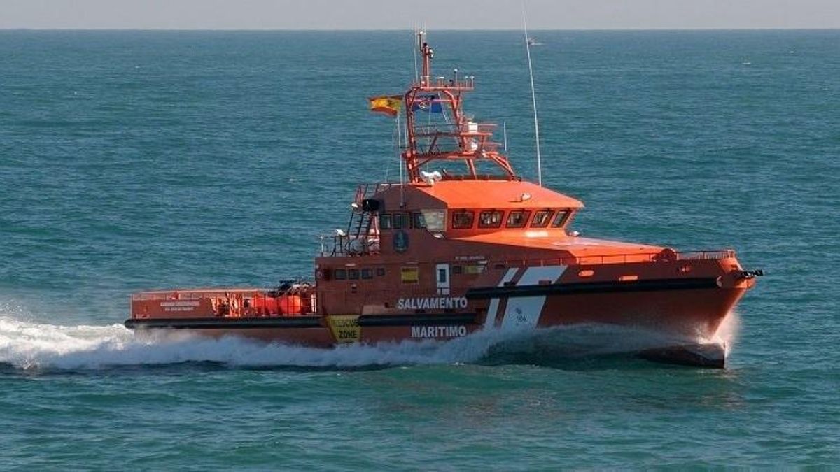 Hallan tres inmigrantes muertos en una patera con 32 supervivientes y rescatan otra con 50