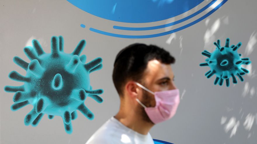 Un hombre con mascarilla sale de hacerse un control PCR, este domingo en Jerusalén (Israel). EFE/Abir Sultan