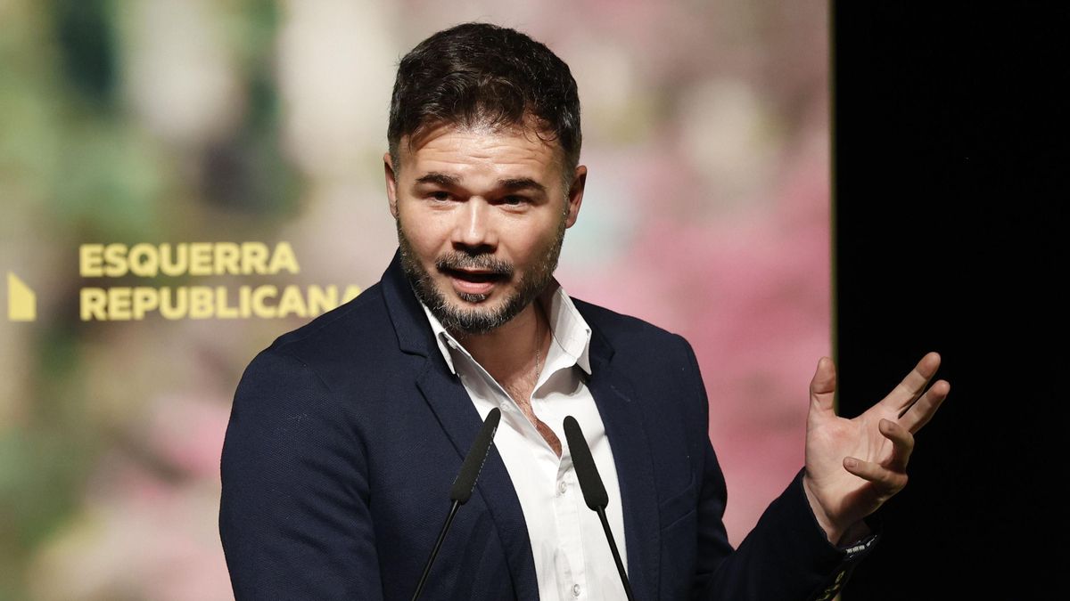 Archivo - El portavoz de ERC en el Congreso, Gabriel Rufián, interviene durante un mitin de su partido, en el Teatre Sagarra, a 30 de abril de 2024, en Santa Coloma de Gramanet, Barcelona, Catalunya (España). El grupo parlamentario Esquerra Republicana (E