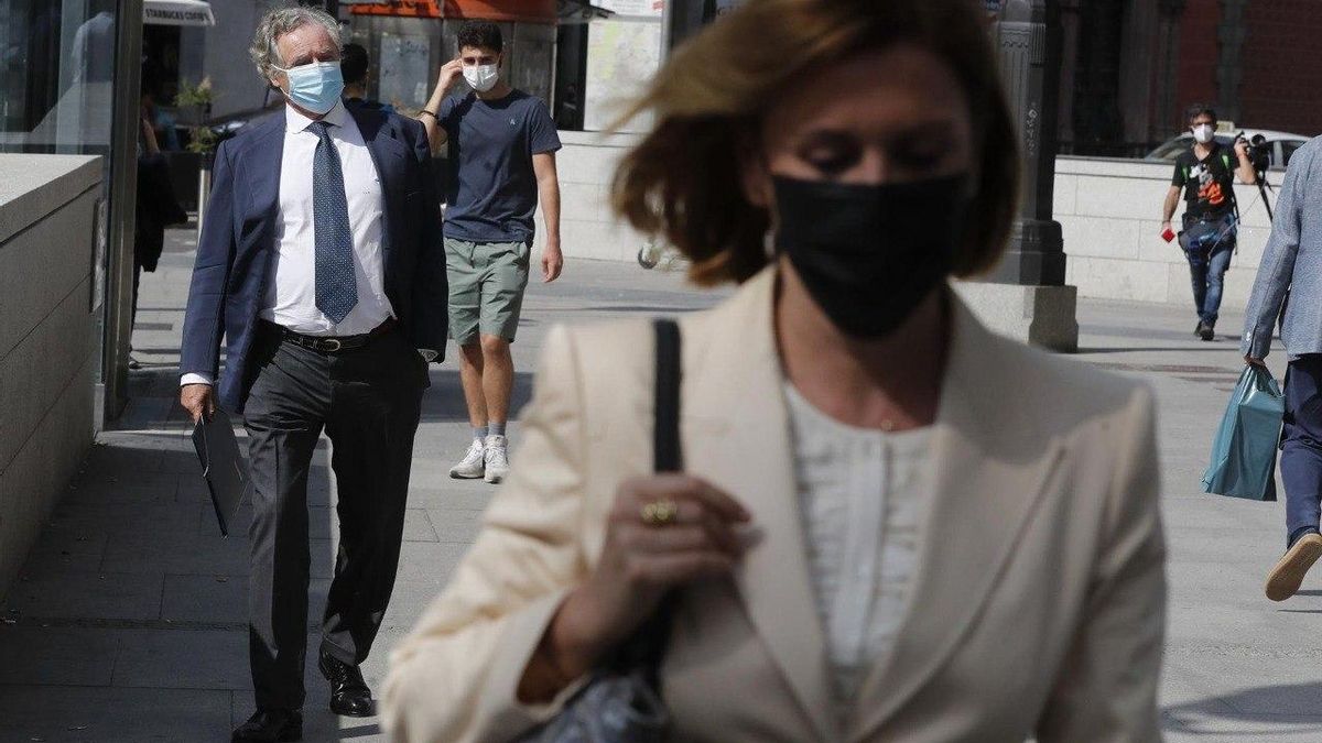 Cospedal abandona el Congreso con su entonces marido, Ignacio Lopez del Hierro, detrás el 2 de junio de 2021