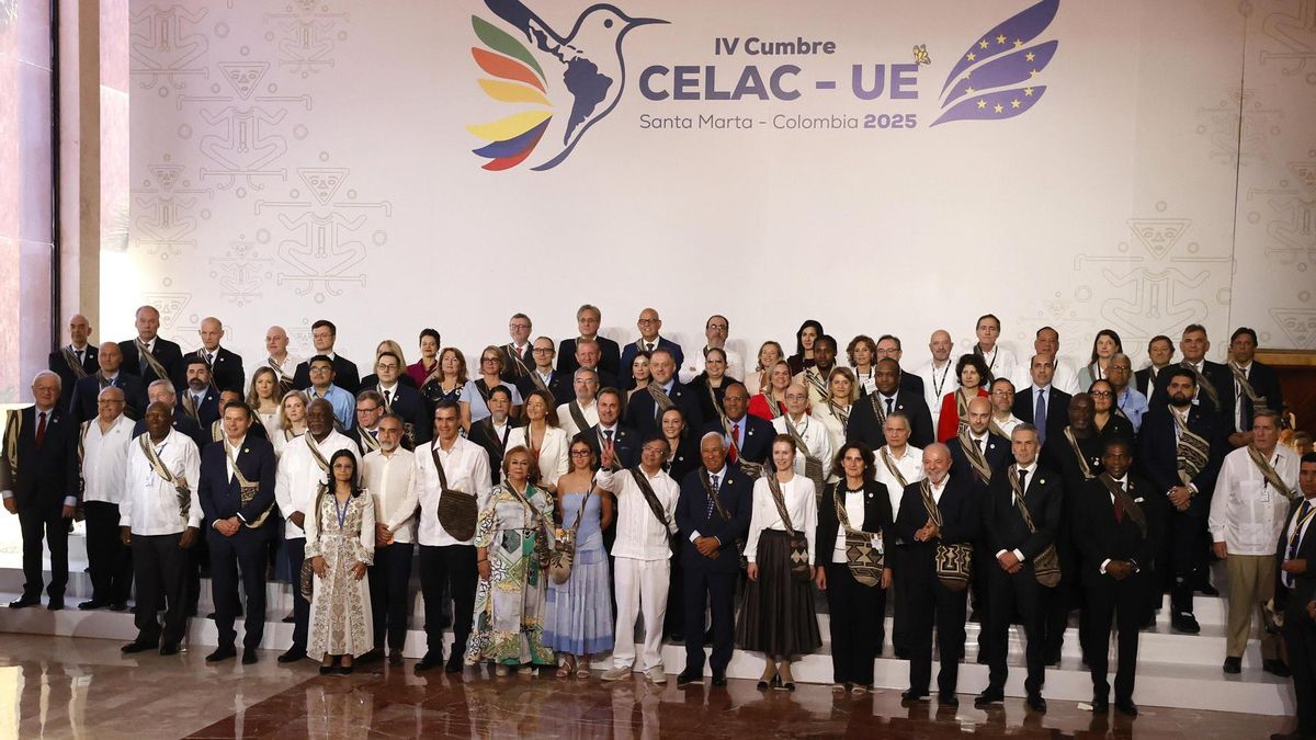 El presidente de Colombia Gustavo Petro (c), acompañado de los asistentes a la ceremonia de apertura de la IV Cumbre CELAC-UE, posan en la foto oficial este domingo, en Santa Marta (Colombia).