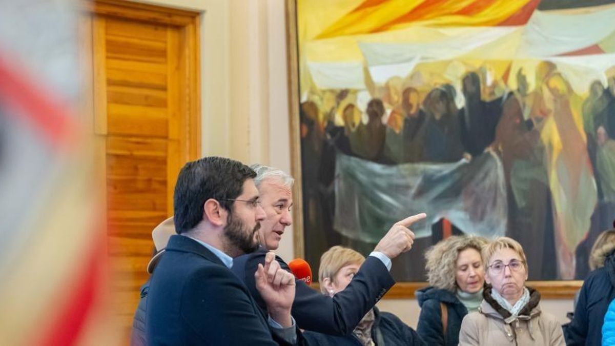 Azcón, con el vicepresidente Alejandro Nolasco (Vox).