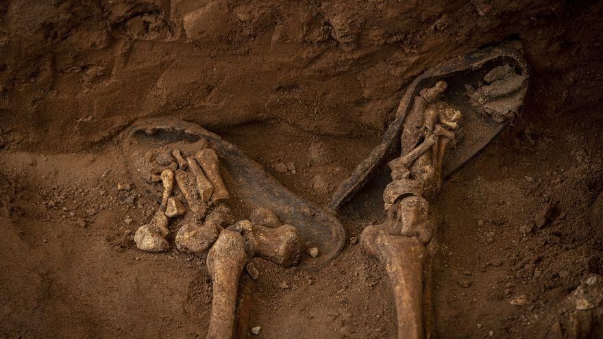 Excavación de las fosas del franquismo en el cementerio civil de Castelló.