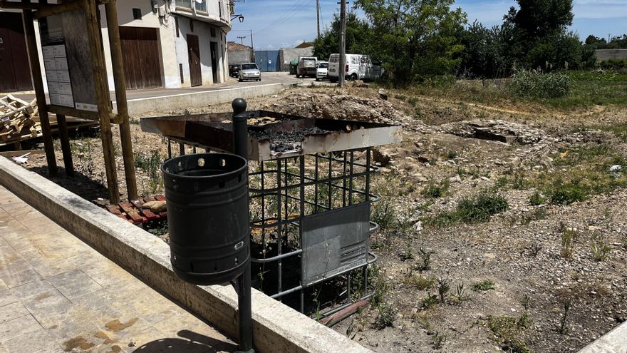 Denuncian el abandono y la suciedad en los restos arqueológicos del puente medieval de Calahorra encontrados hace cinco años