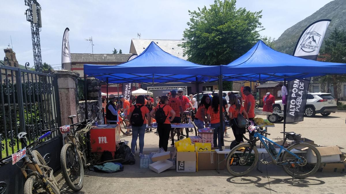Llegada a la meta en la carrera BTT Alto Porma en su edición de 2025. 