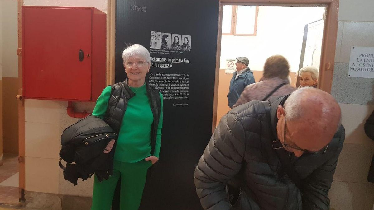 Nati Camacho frente a una reproducción de su ficha de presa expuesta en la Cárcel Modelo de Barcelona, que ha sido musealizada como centro de memoria
