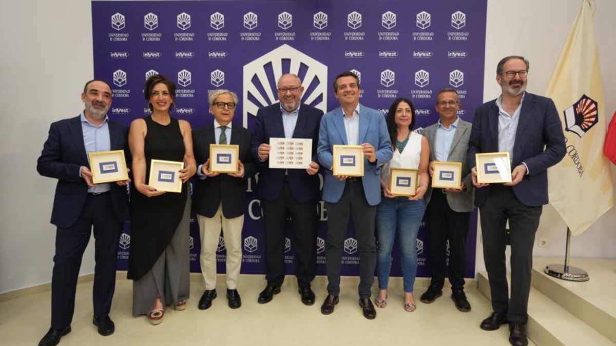 La Universidad de Córdoba presenta el sello conmemorativo del IX Centenario del nacimiento de Averroes
