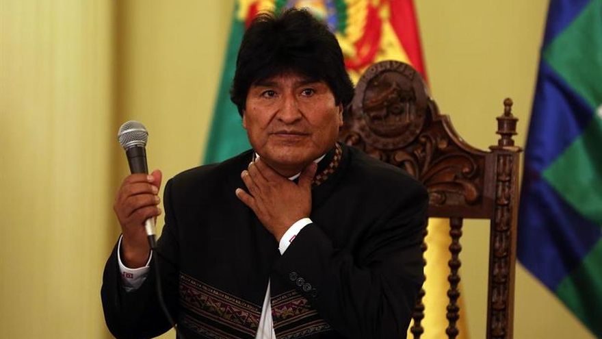 Evo Morales recorre el puerto peruano de Ilo y presencia la descarga de un barco