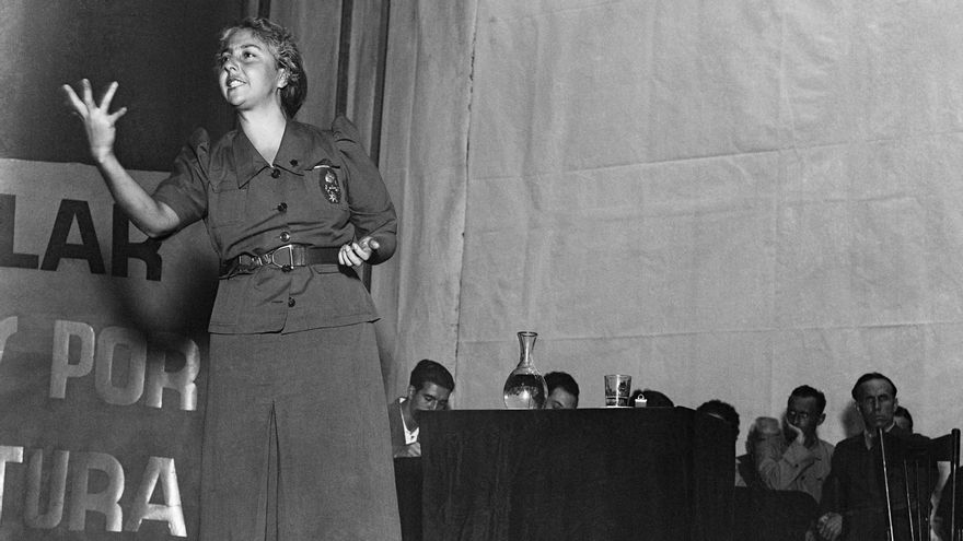 La escritora Maria Teresa León pronuncia un discurso en el mitin organizado por la Alianza de Intelectuales Antifascistas en el teatro de la Zarzuela.