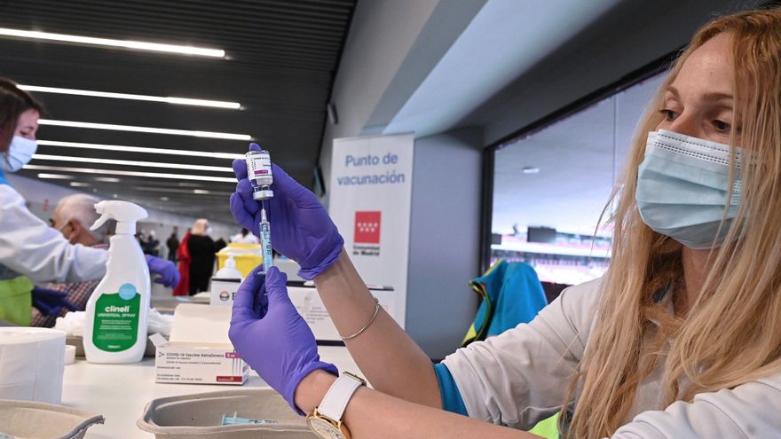 Una sanitaria prepara una dosis de la vacuna contra la Covid-19 en el estadio Wanda Metropolitano en Madrid. EFE/ Fernando Villar