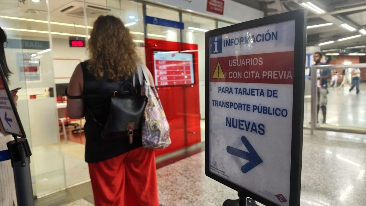 Usuarios de Metro de Madrid hacen cola este lunes en la oficina de Sol