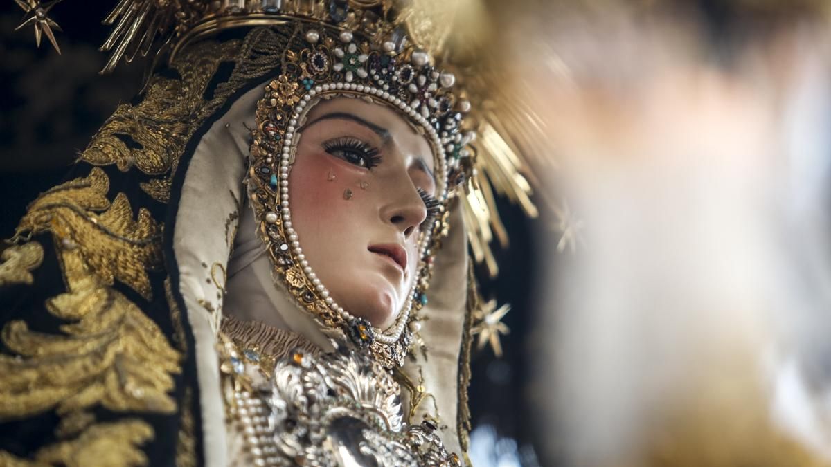 La salida procesional de la hermandad de Ánimas, en imágenes