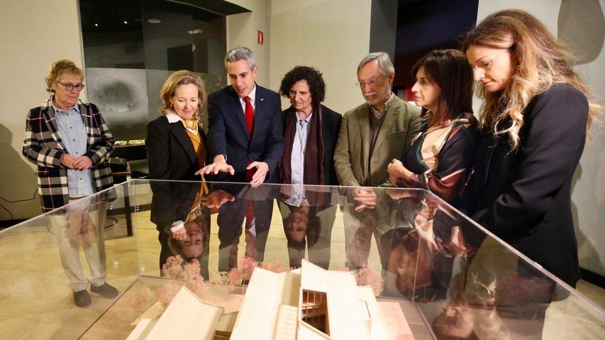 La vicepresidenta y ministra de Asuntos Económicos y Transformación Digital, Nadia Calviño, junto al vicepresidente del Gobierno de Cantabria, Pablo Zuloaga, en el MUPAC.
