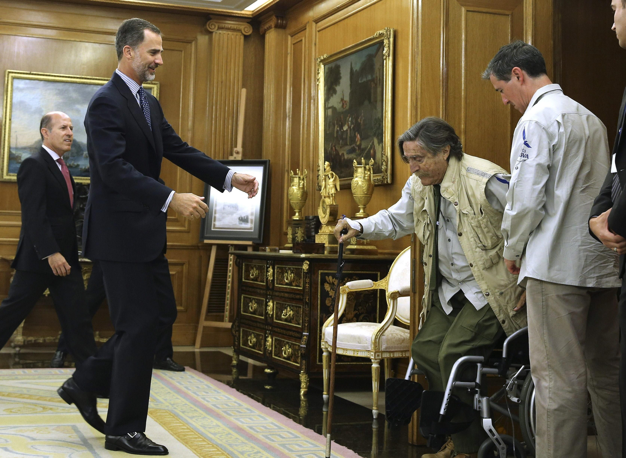 Una de las últimas imágenes públicas del aventurero Miguel de la Quadra Salcedo, en audiencia con el Rey en julio de 2015 / EFE