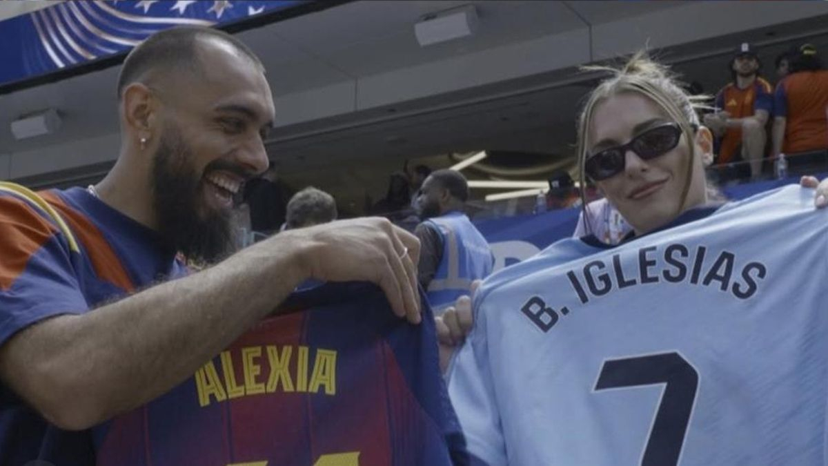 Borja Iglesias y Alexia Putellas intercambian camisetas en la grada del España-Austria