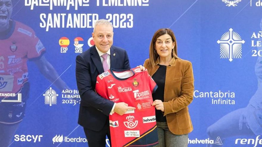 María José Sáenz de Buruaga y Francisco Blázquez muestran la camiseta con el logo del Año Jubilar.