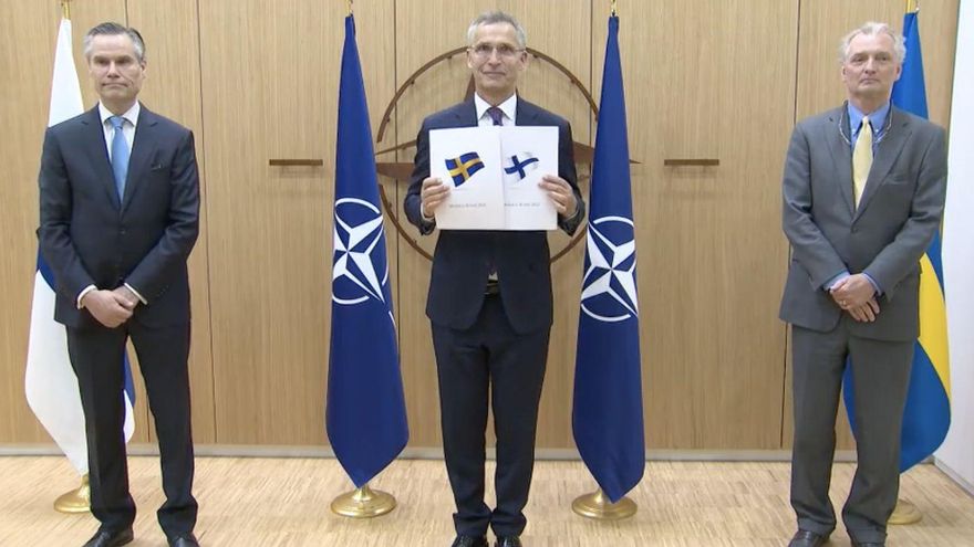 Los embajadores de Suecia y Finlandia entregan la carta de solicitud de ingreso en la OTAN, el 18 de mayo de 2022 en Bruselas.