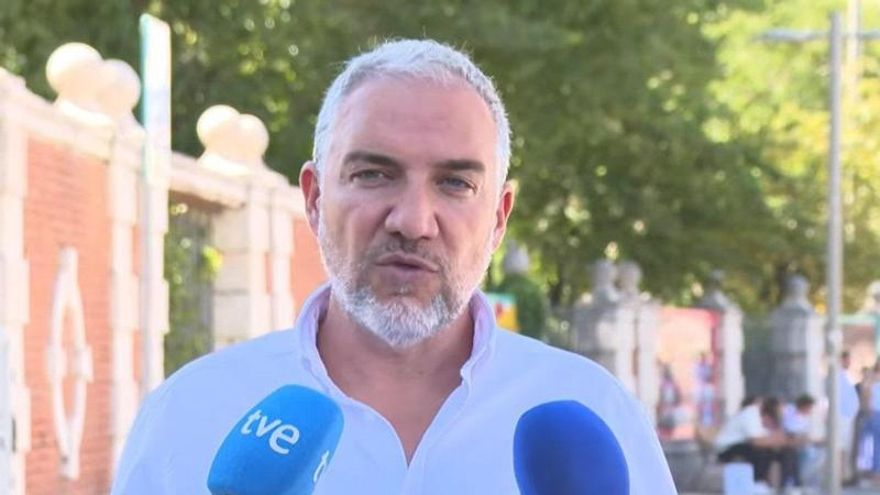 Elías Bendodo atiende a los medios de comunicación.