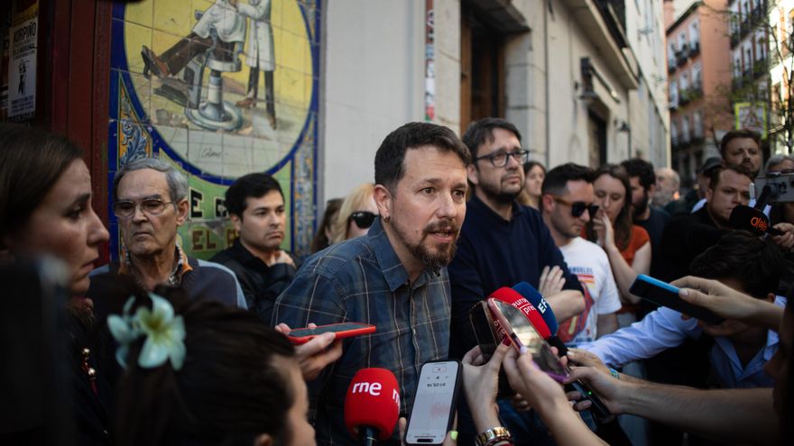 Archivo - El exvicepresidente y exsecretario general de Podemos Pablo Iglesias, atiende a los medios de comunicación a su llegada a la presentación de su nuevo libro 'Enemigos íntimos', en la Taberna Garibaldi, a 8 de abril de 2025, en Madrid (España).