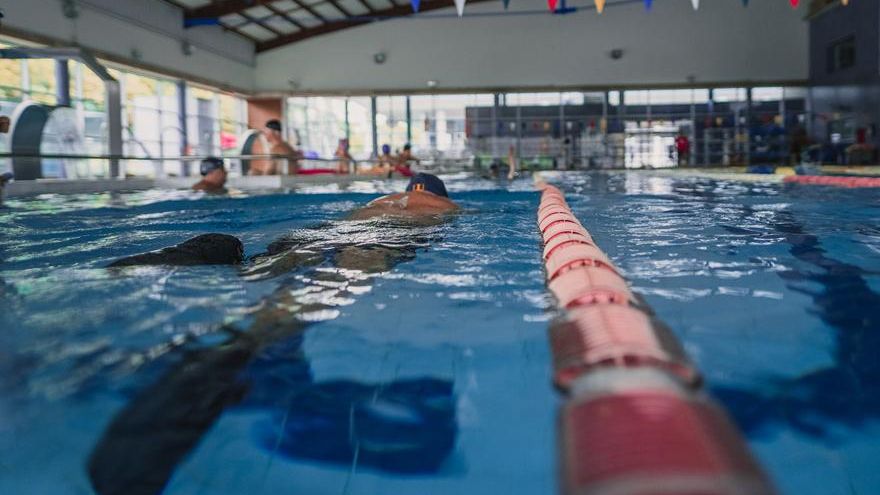 Una persona nadando en una piscina cerrada