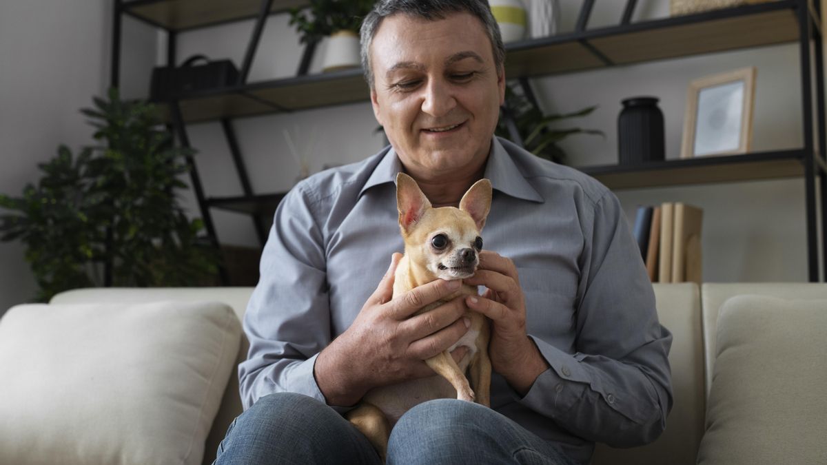Pensionista con un perrito en casa