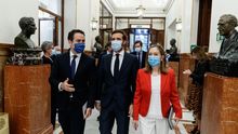 El presidente del Partido Popular, Pablo Casado, flanqueado por el secretario general, Teodoro García Egea y la vicepresidenta segunda del Congreso, Ana Pastor.