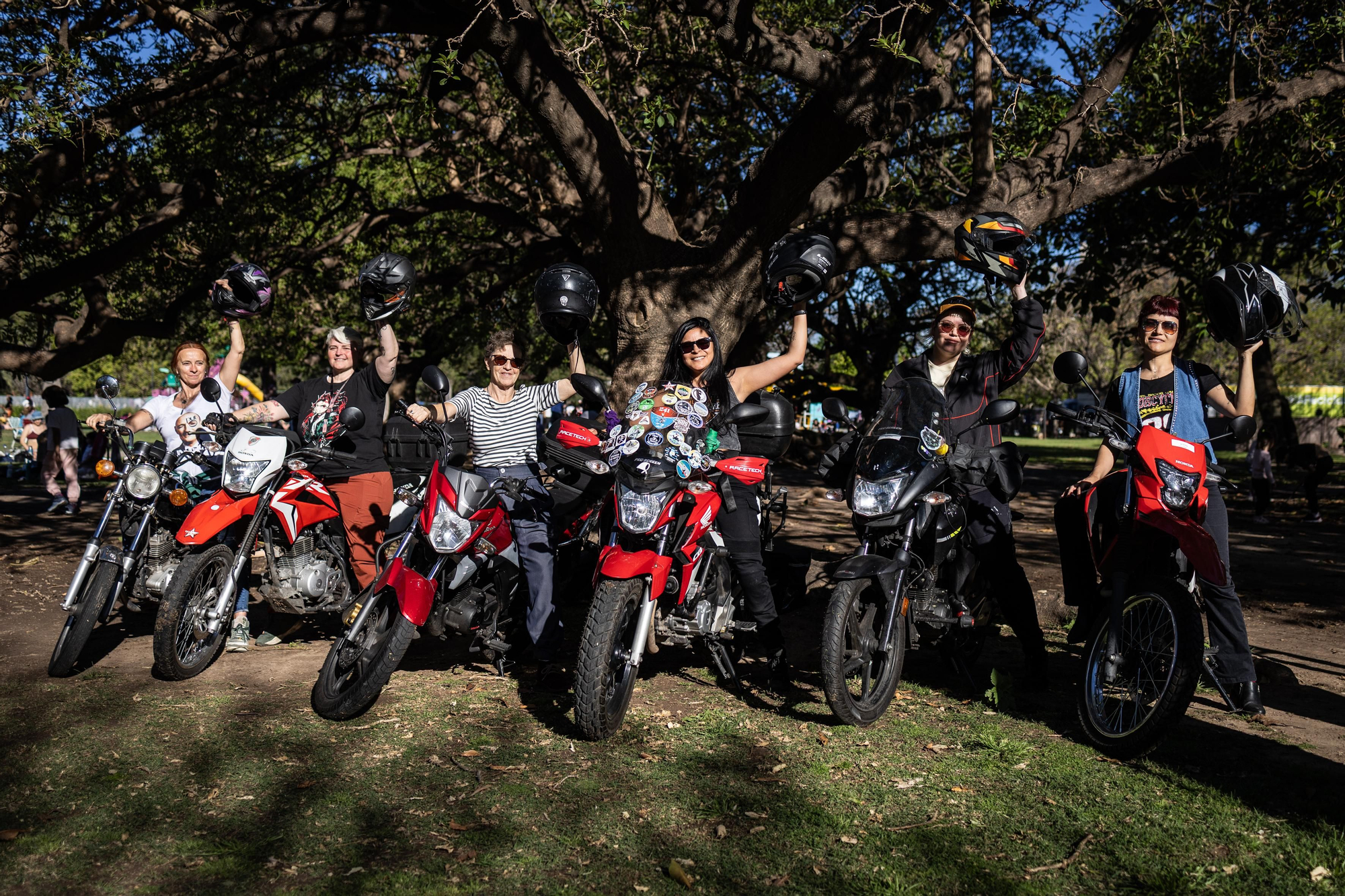 Con diversas marcas, estilos y tamaños de motores, las motos forman un cordón y las mujeres y diversidades subidas en ellas le otorgan mística y empoderamiento