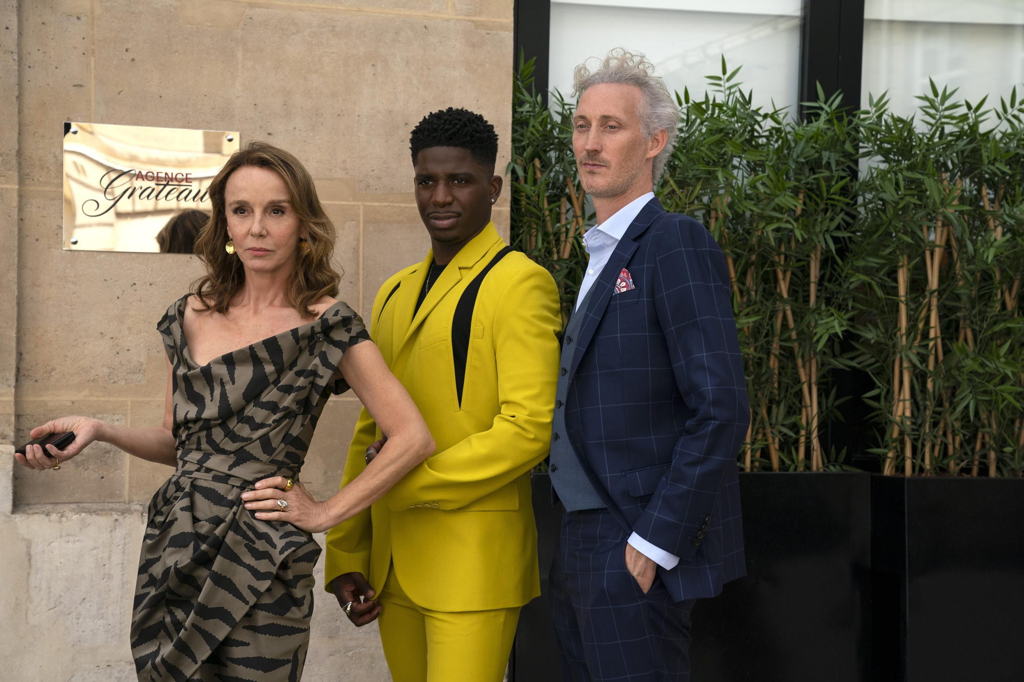 Philippine Leroy-Beaulieu, Samuel Arnold y Bruno Gouery, en 'Emily in Paris'