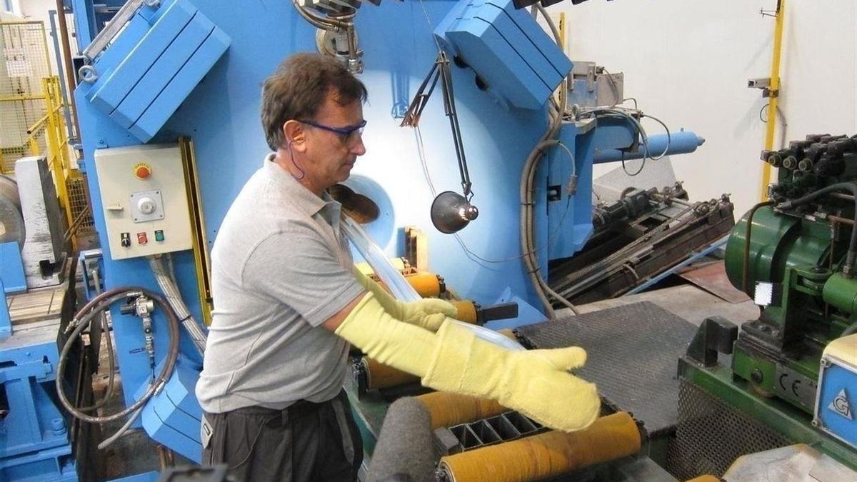 Trabajador en una industria. Archivo.