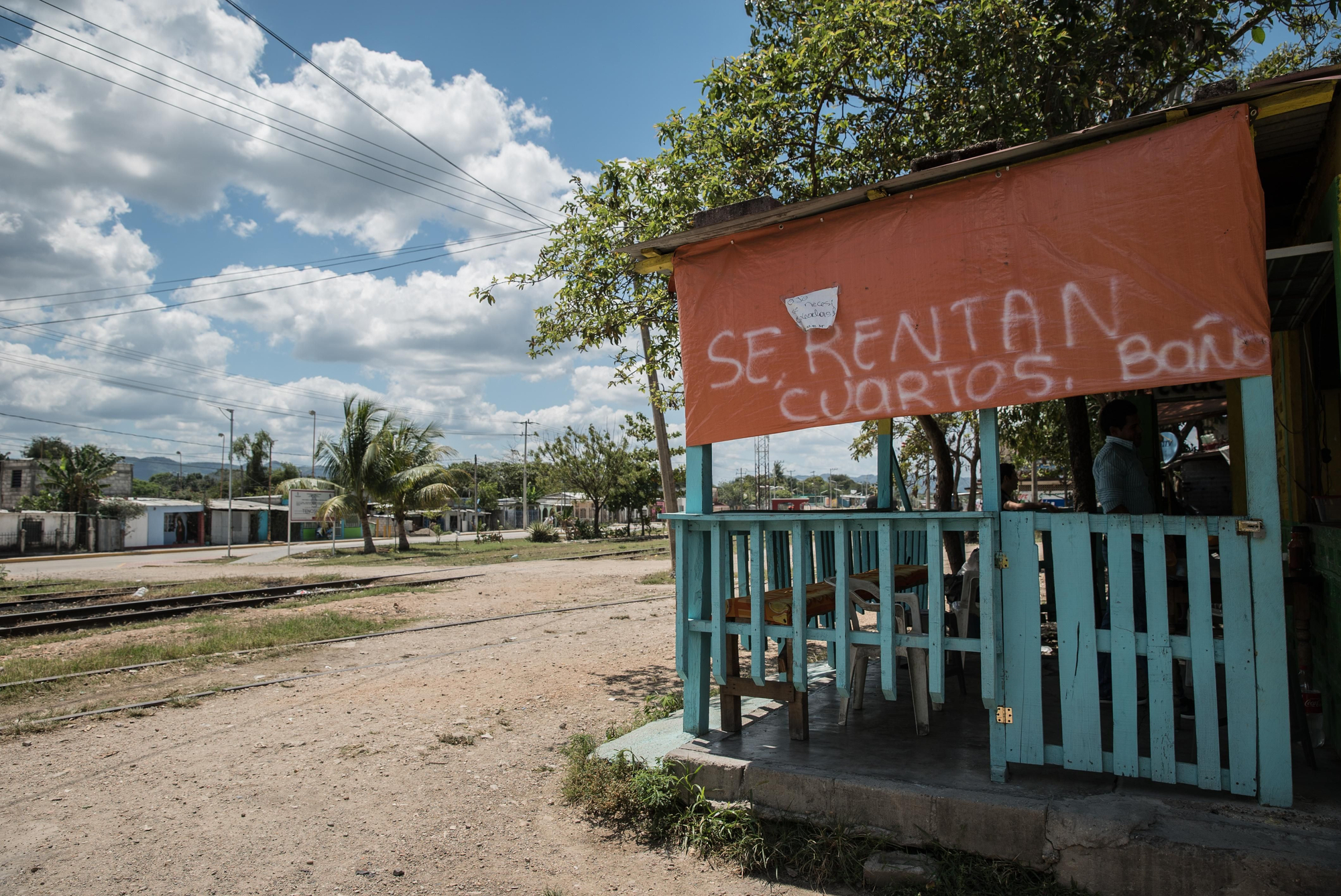 Un cartel cerca de las vías del tren de Tenosique anuncia habitaciones para alquilar. Este punto es conocido por aquellos que quieren coger el tren camino del norte. Sin embargo, hoy en día, el tren no tiene un horario regular y los migrantes tienen que estar atentos al traqueteo de la máquina para subirse en marcha. “En el año 2014, el Gobierno Federal mexicano puso en marcha el programa Frontera Sur que es un verdadero muro humano. Esto hizo que los migrantes volvieran a la clandestinidad, a los cerros, y al mismo tiempo que el Gobierno Federal implementaba operativos alrededor del tren para impedir que se suban al mismo”. Fray Tomas Gonzales Castillo, director del albergue de migrantes 72, en Tenosique. Fotografía: Marta Soszynska / MSF