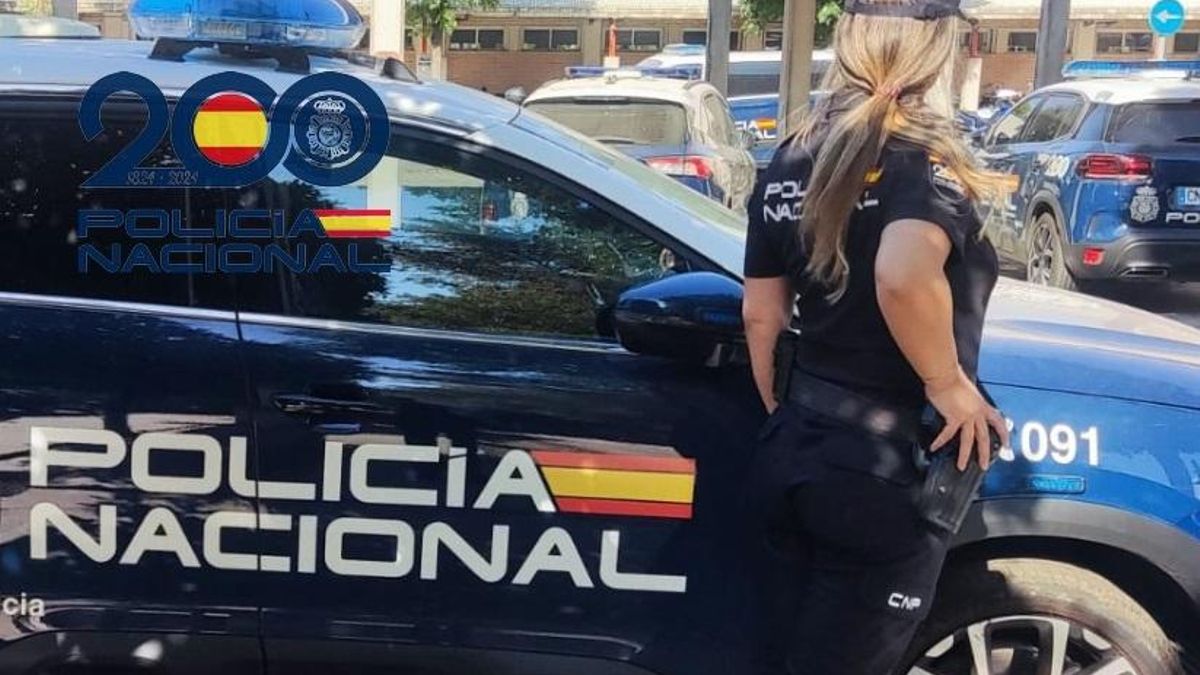 Una agente de la Policía Nacional.