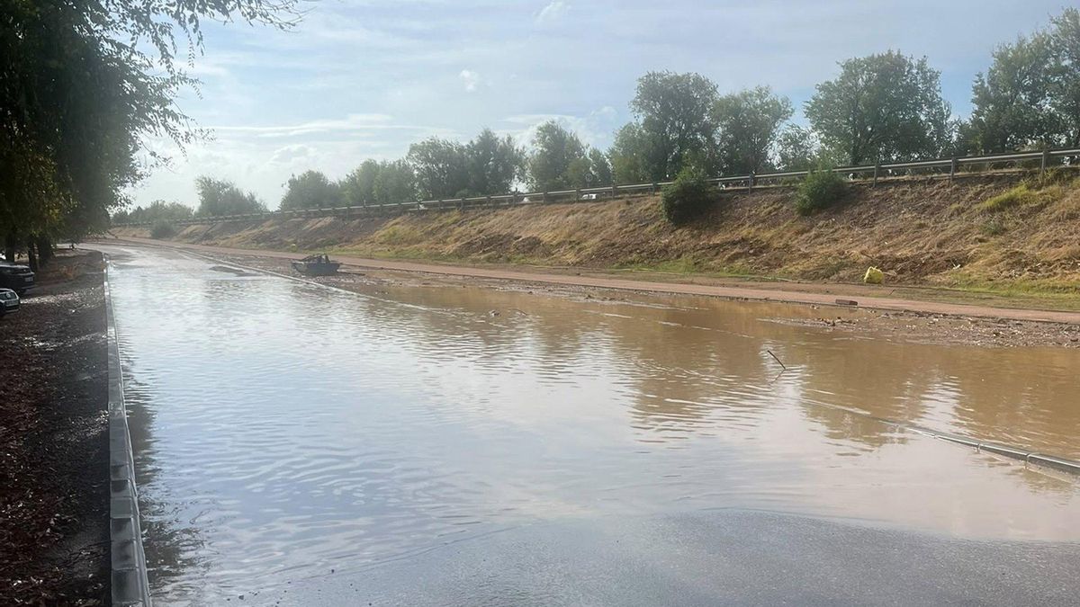 Vecinos de Cañada Real exigen al Ayuntamiento una solución a la anegación de la carretera de acceso al barrio