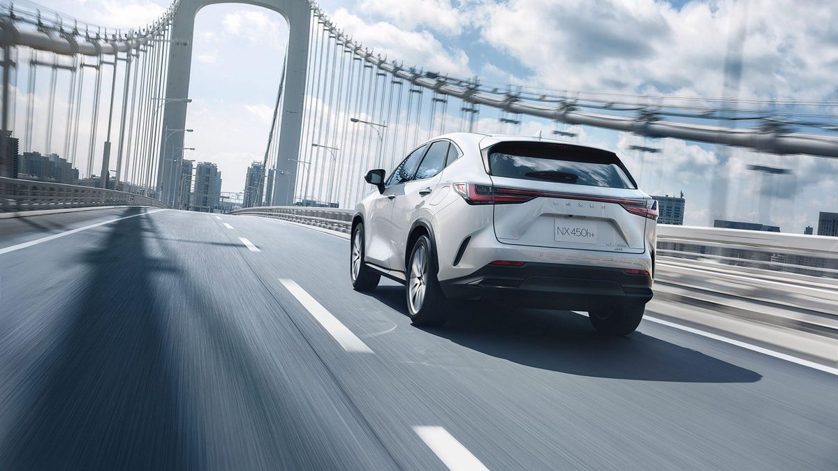 Lexus NX en carretera