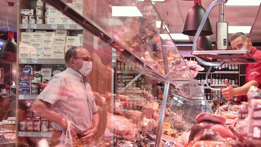 Un hombre comprando en un supermercado