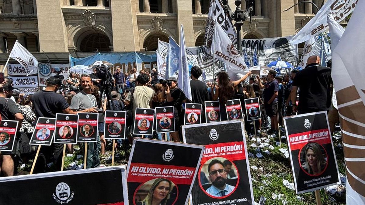 La movilización de la CGT junto a los trabajadores judiciales frente a Tribunales
