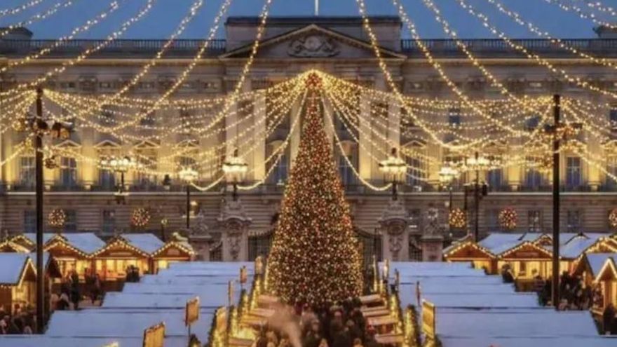Una feria navideña que nunca ha existido está atrayendo a miles de turistas al Palacio de Buckingham por culpa de un anuncio creado con inteligencia artificial