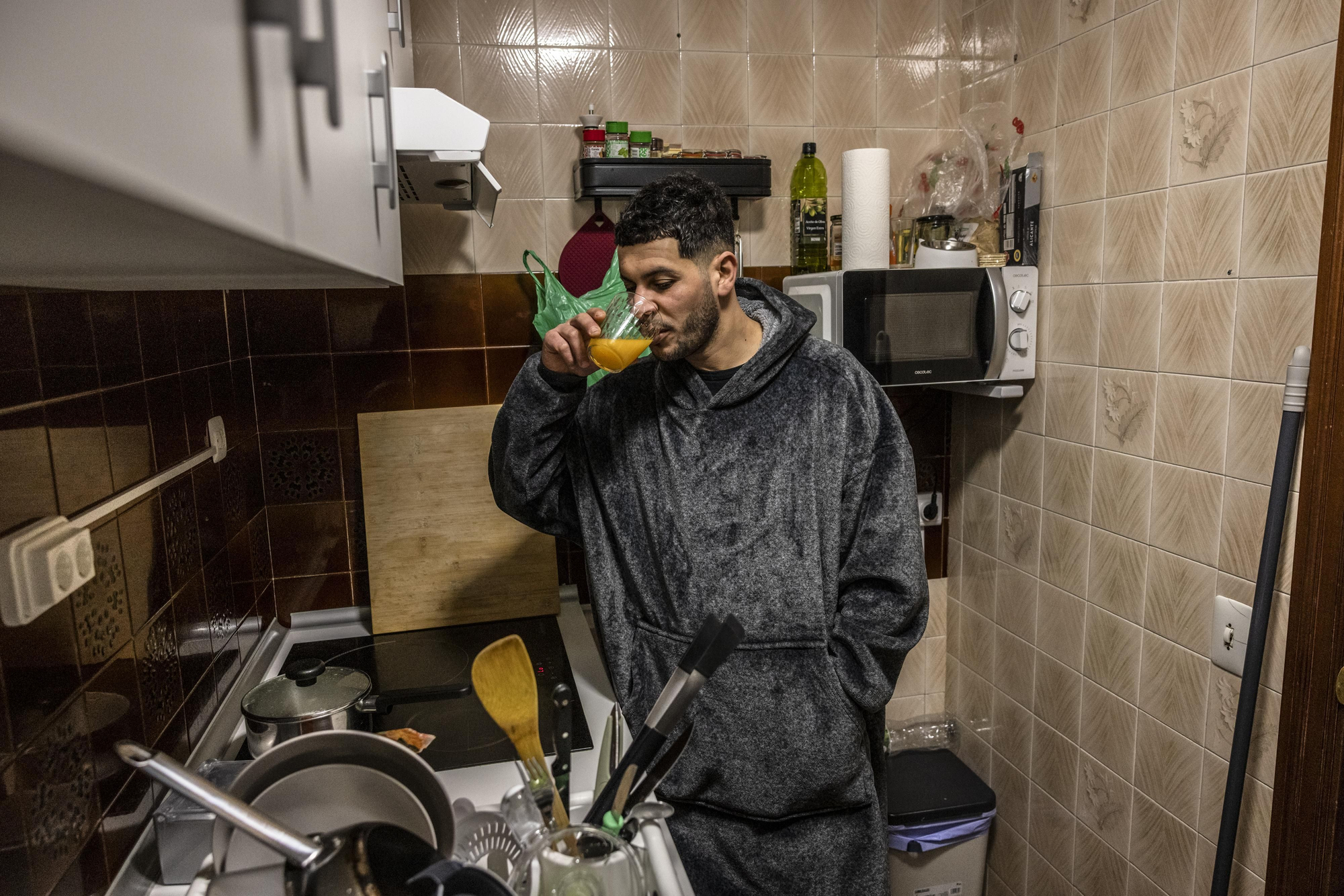 Morad, en su piso de La Florida (L'Hospitalet) propiedad de la cooperativa de vivienda Les Juntes, de la que él es socio