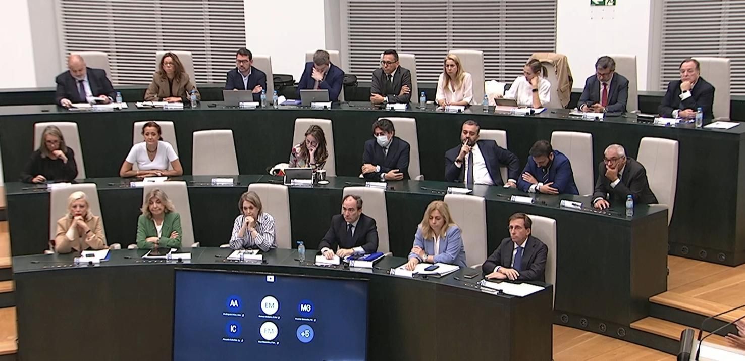 Ediles del Partido Popular en el Ayuntamiento de Madrid, durante el minuto de silencio por Maricarmen