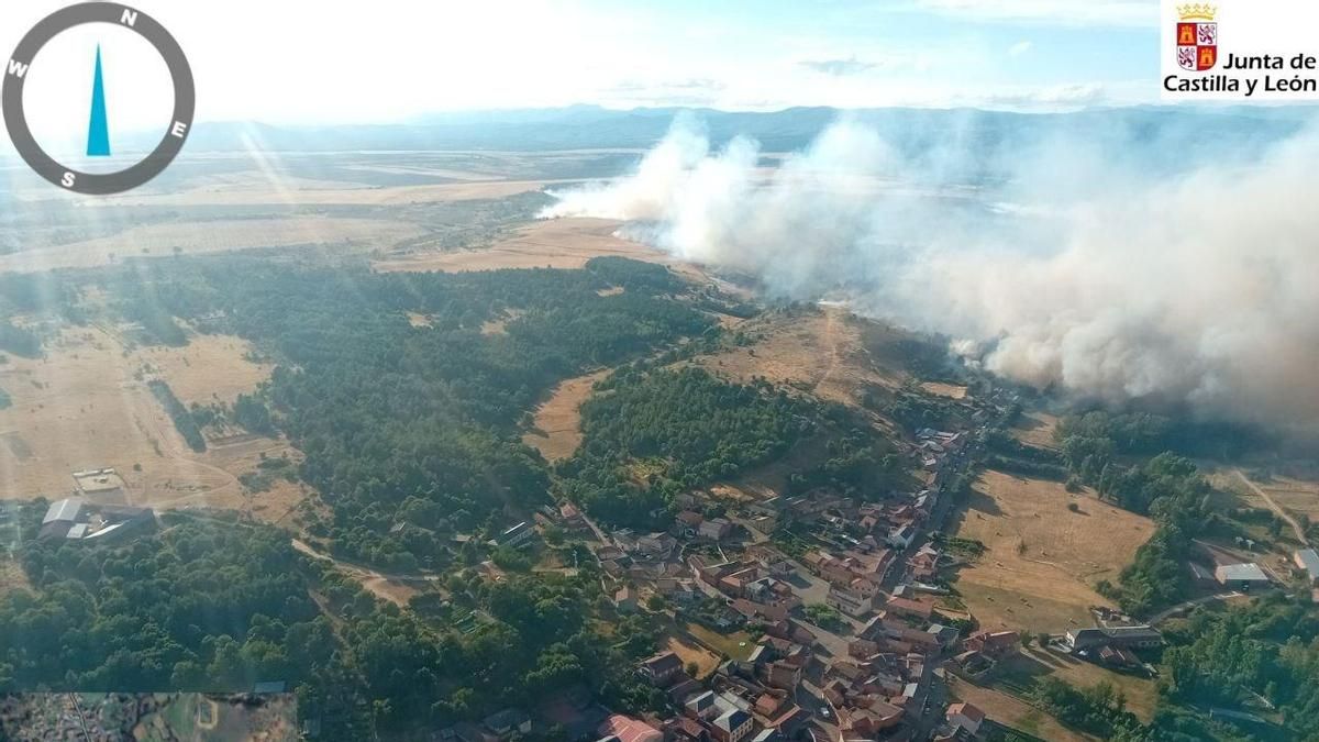 Rebajan a nivel 0 de peligrosidad el incendio forestal en Ferreras que mantiene una carretera cortada