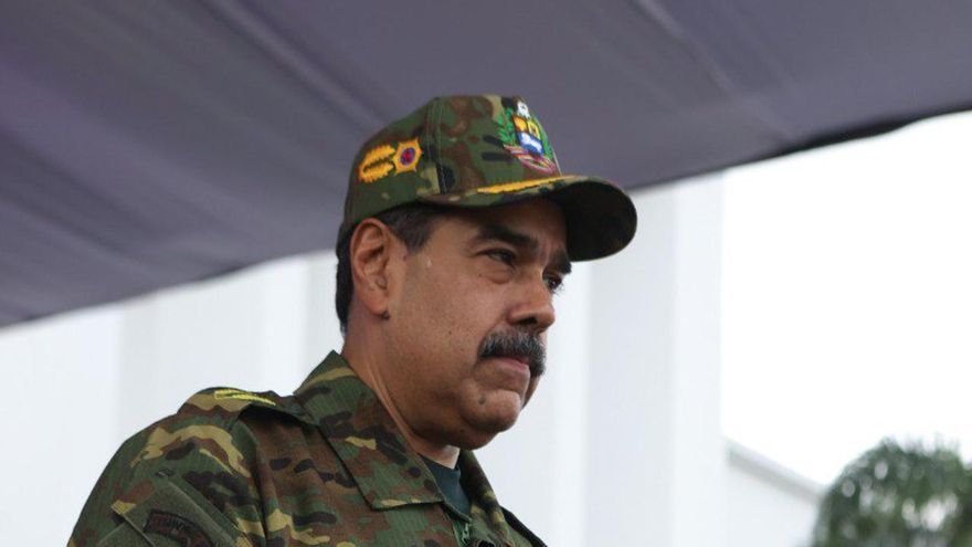 Maduro exhibe la espada de Simón Bolívar en marcha contra el imperialismo en Caracas