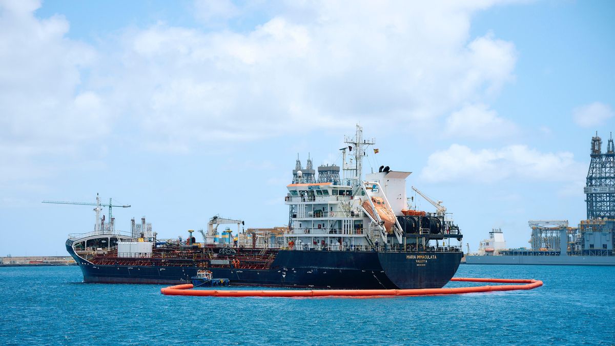 Imagen del simulacro de vertido de combustible en la bahía de Las Palmas este miércoles.