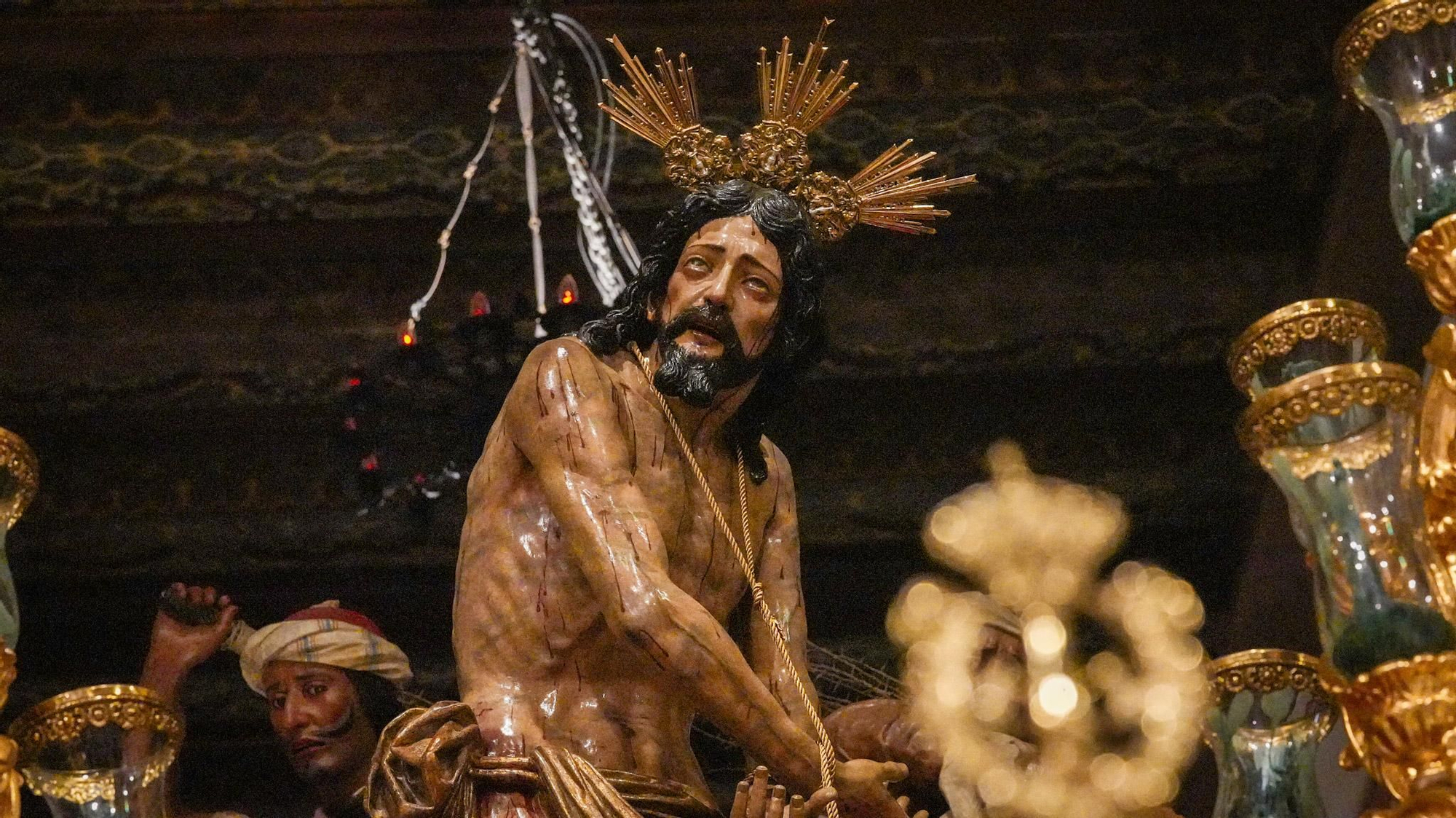 Turistas visitan la Mezquita-Catedral, donde se exponen los pasos que participaron en el Vía Crucis Magno.