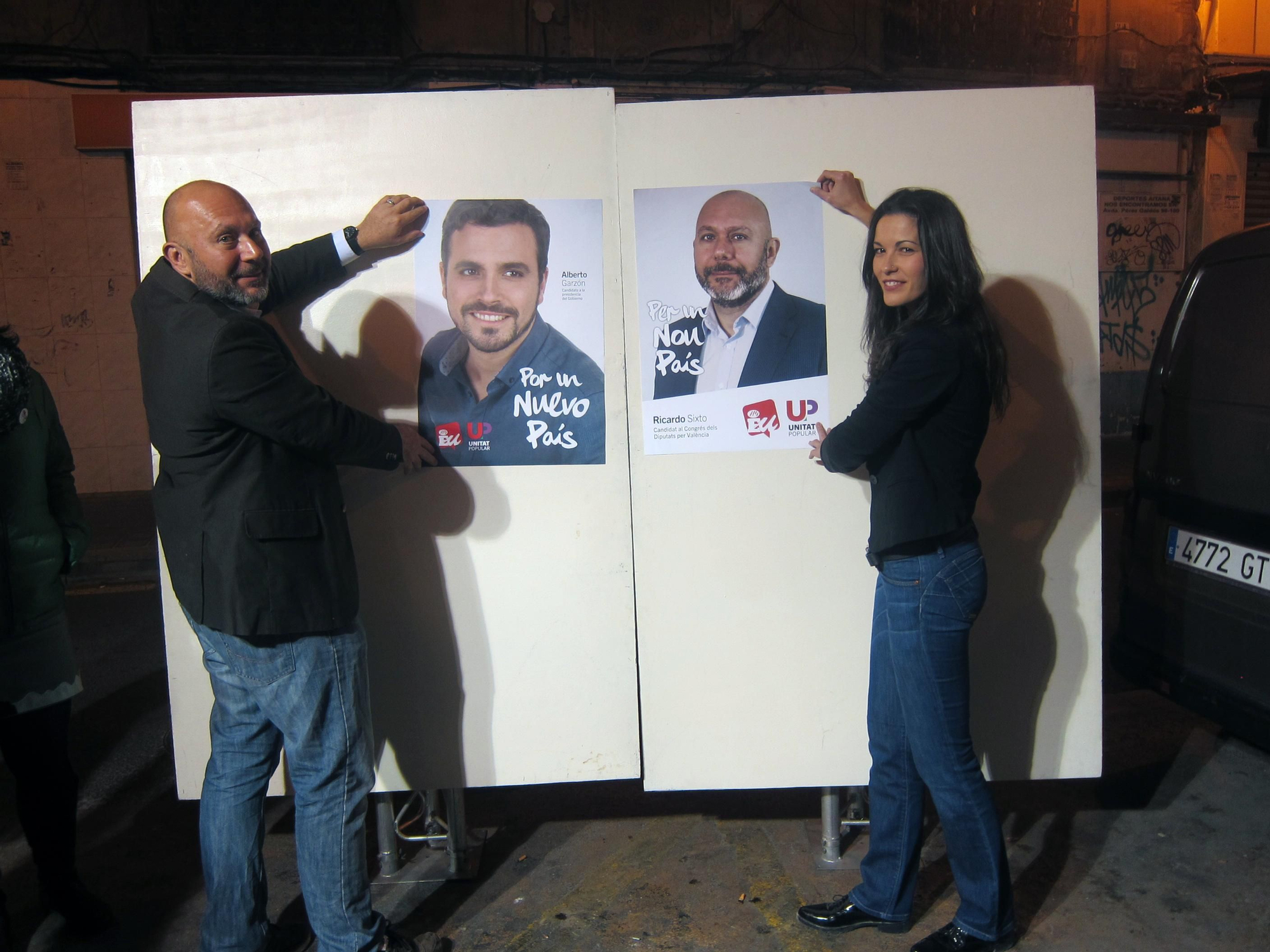 El candidato de Unitat Popular-Esquerra Unida, Ricardo Sixto, en la pegada de carteles