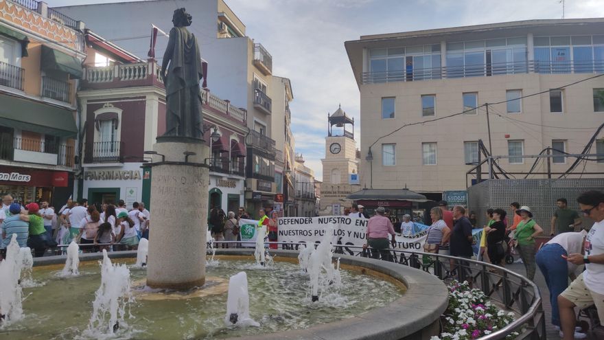 La defensa de la educación pública y el tren, y el rechazo a la caza centran las protestas en el acto del Día de Extremadura