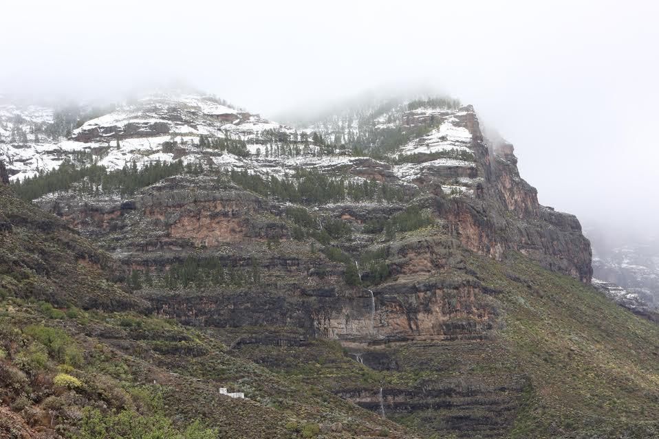 Cumbres nevadas y  los caideros de Barranco del Negro, en San Bartolomé de Tirajana (ALEJANDRO RAMOS)